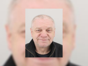 Senior se vyhýbá nástupu do vězení, soud na něj vydal zatykač