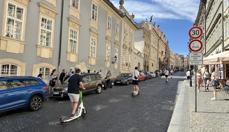 Praha 1 zakázala vjezd koloběžkám do Nerudovy. Je to akt zoufalství, říká starostka