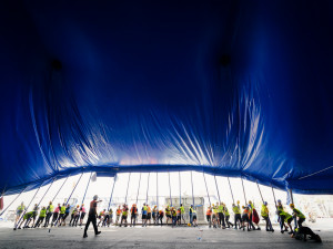 FOTO: Do Česka poprvé přijel slavný Cirque du Soleil, na Letné už stojí obří šapitó