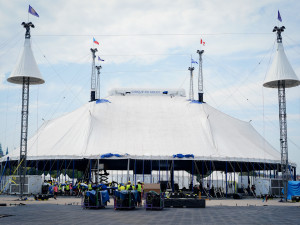 FOTO: Do Česka přijel slavný Cirque du Soleil, na Letné už stojí obří šapitó