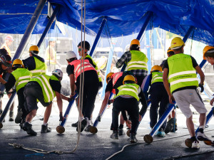 FOTO: Do Česka poprvé přijel slavný Cirque du Soleil, na Letné už stojí obří šapitó