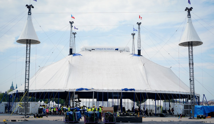 FOTO: Do Česka poprvé přijel slavný Cirque du Soleil, na Letné už stojí obří šapitó
