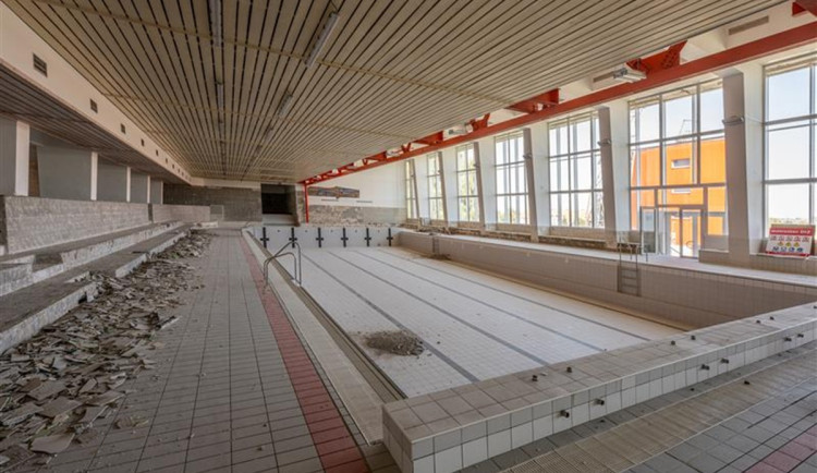 Oprava bazénu pokračuje, konstrukce jsou v lepším stavu, než se předpokládalo