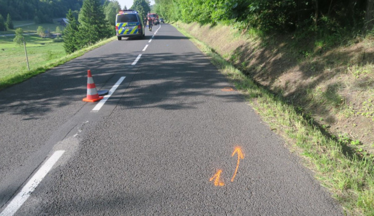Řidič tahače ve Stvolínkách bokem návěsu srazil cyklistu. Z místa nehody ujel
