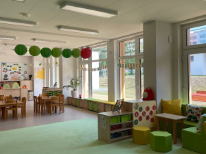 V Hostivaři v září otevřou školku se stacionářem pro seniory