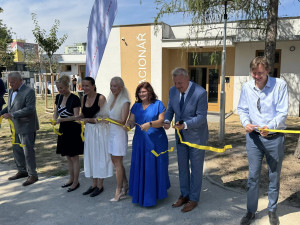 V Hostivaři v září otevřou školku se stacionářem pro seniory