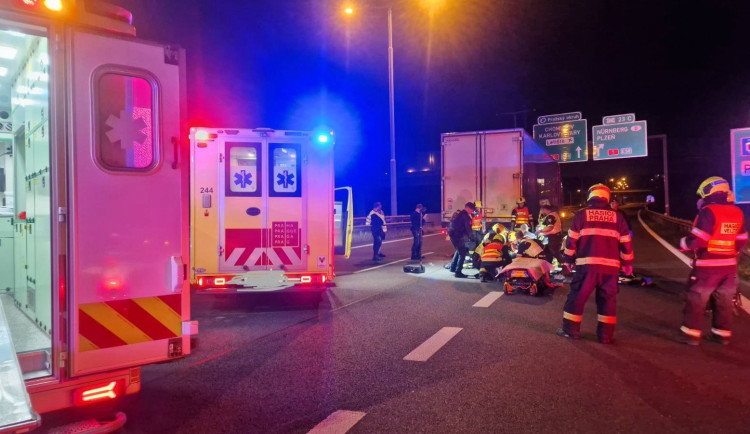 Při nehodě zemřel motorkář, jeho spolujezdkyně se zranila.