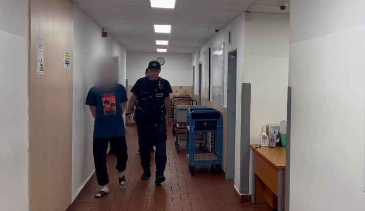 Muž skončil ve vazbě.