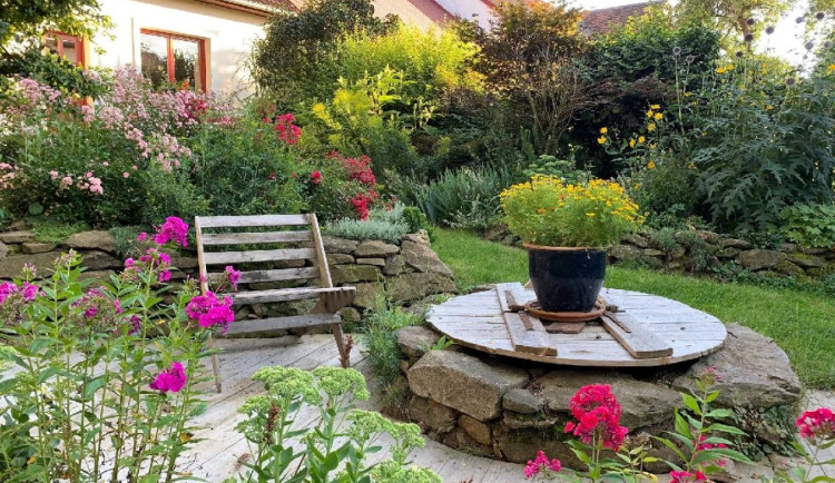 Přírodní zahrada není divočina, ale promyšlený prostor. V Česku je jich už přes 800