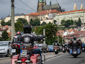 Stovky motorek Harley-Davidson projely Prahou, přidal se i prezidentský pár