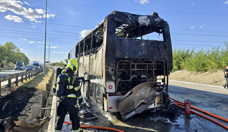 Na Pražském okruhu u Barrandova shořel autobus, provoz směr letiště je omezen