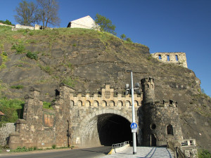 Z vyšehradské skály padaly kameny, uvolnil prudký déšť