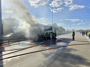 Na Pražském okruhu u Barrandova shořel autobus, provoz na letiště je zastaven