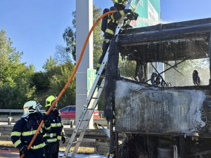 Na Pražském okruhu u Barrandova shořel autobus, provoz na letiště je zastaven