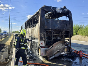 Na Pražském okruhu u Barrandova shořel autobus, provoz směr letiště byl omezen