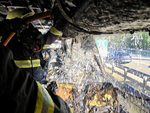 Na Pražském okruhu u Barrandova shořel autobus, provoz na letiště je zastaven
