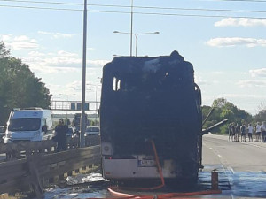 Na Pražském okruhu u Barrandova shořel autobus, provoz na letiště je zastaven