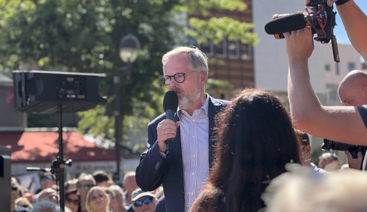 Předvolební mítink SPOLU. Potlesk, pískot i plivnutí na premiéra
