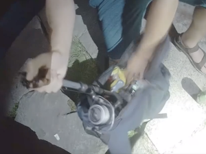 VIDEO: Muž pytlačil u Štvanické lávky, načapali ho strážníci