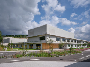 V Berouně otevřeli nový vzdělávací kampus, navrhlo ho pražské studio OVA