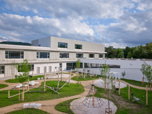 V Berouně otevřeli nový vzdělávací kampus, navrhlo ho pražské studio OVA