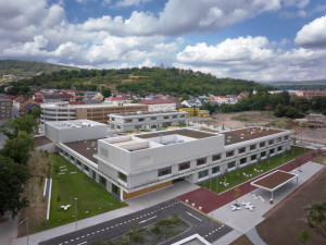 V Berouně otevřeli nový vzdělávací kampus, navrhlo ho pražské studio OVA