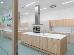 V Berouně otevřeli nový vzdělávací kampus, navrhlo ho pražské studio OVA