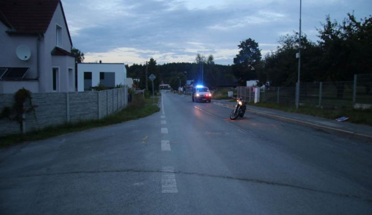 Jezdec na motocyklu Harley Davidson srazil chodkyni. Žena utrpěla těžké zranění