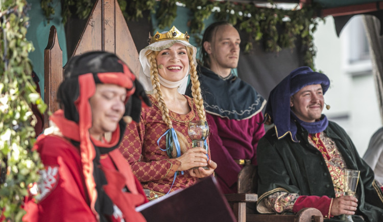 Královna Eliška dorazí už zítra se svou družinou na náměstí a oživí 800letou historii Hradce Králové