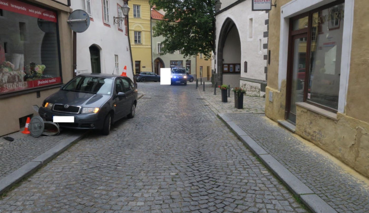Řidič vjel na chodník. Srazil popelnici, okap a těžce zranil chodce