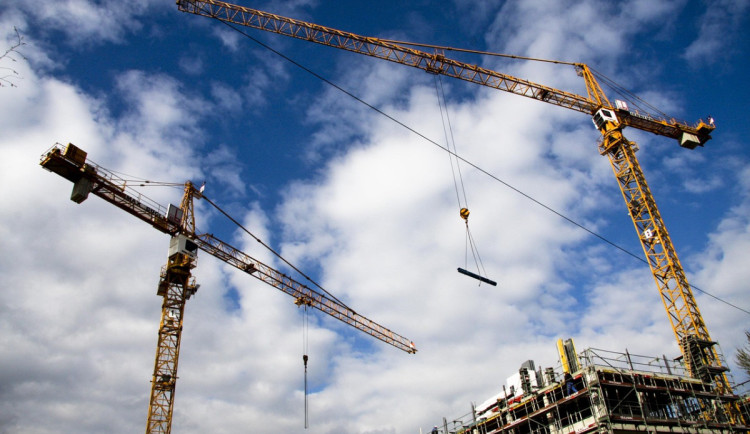 KOMENTÁŘ: Problém bydlení není v penězích, ale v rozhodnutích