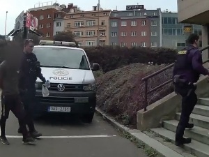 Policie zadržela trojici mužů. Ti jsou podezřelí ze znásilnění handicapované ženy