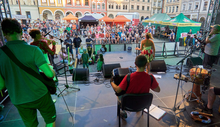 TULIFEST dnes před libereckou radnicí: 16 soutěžních kapel a večerní koncert Pavla Vítka