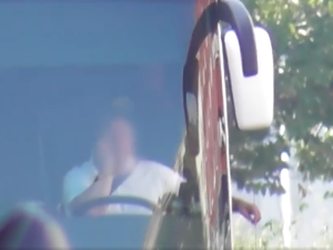 VIDEO: Řidič dálkového autobusu za jízdy pokuřoval cigaretu a telefonoval