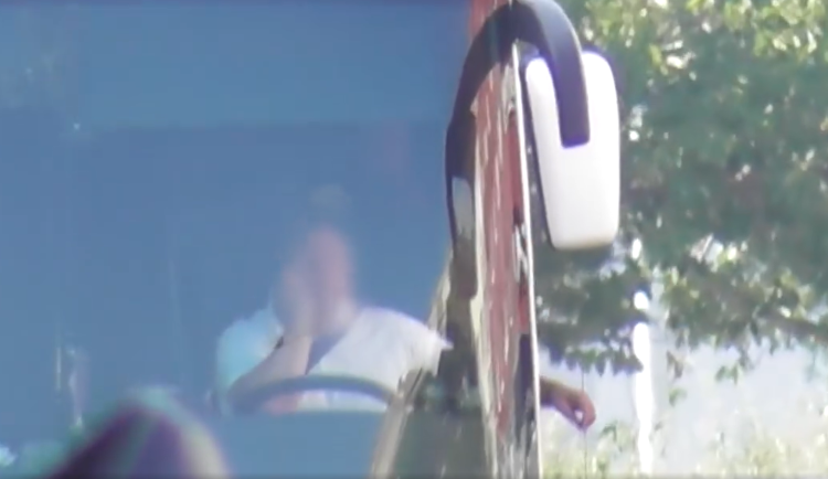 VIDEO: Řidič dálkového autobusu za jízdy pokuřoval cigaretu a telefonoval