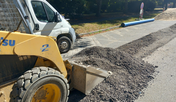FOTO: Parkoviště u městského vlakového nádraží je uzavřené, buduje se tam vodovod