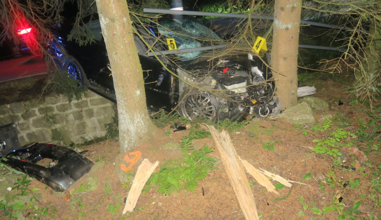 Mladý řidič nezvládl v Janově své BMW a narazil do stromu. Vyvázl s lehkým zraněním