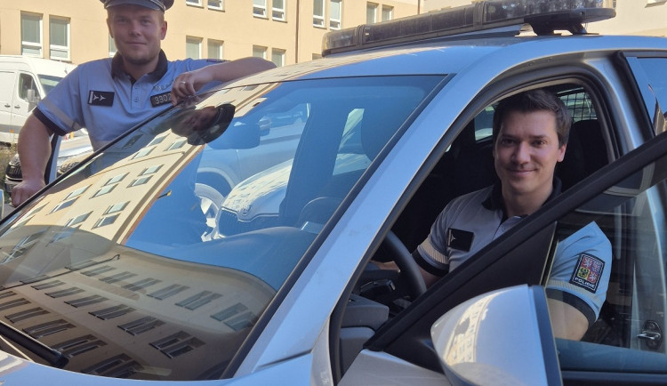 Žena u Luk nad Jihlavou chtěla spáchat sebevraždu. Policisté ji zachytili v pádu