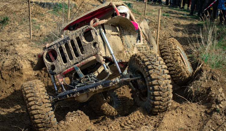 Dva zranění na setkání offroadů. Při odtlačování nepojízdného vozu do něj narazil další