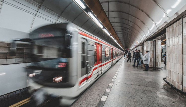 Metro C mezi Hlavním nádražím a Vltavskou dnes nejede, na Florenci se opravuje