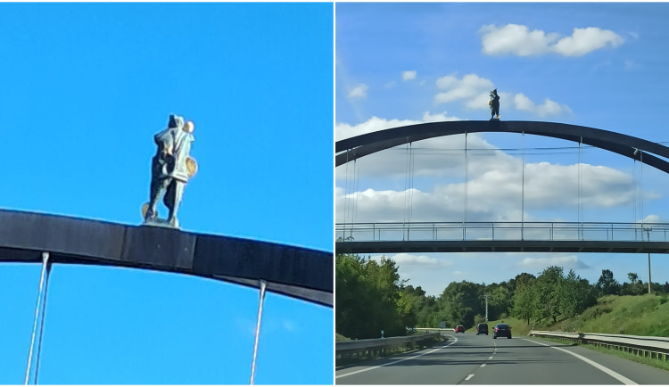 Socha světce na nové lávce děsí řidiče. Myslí si, že jde o sebevraha