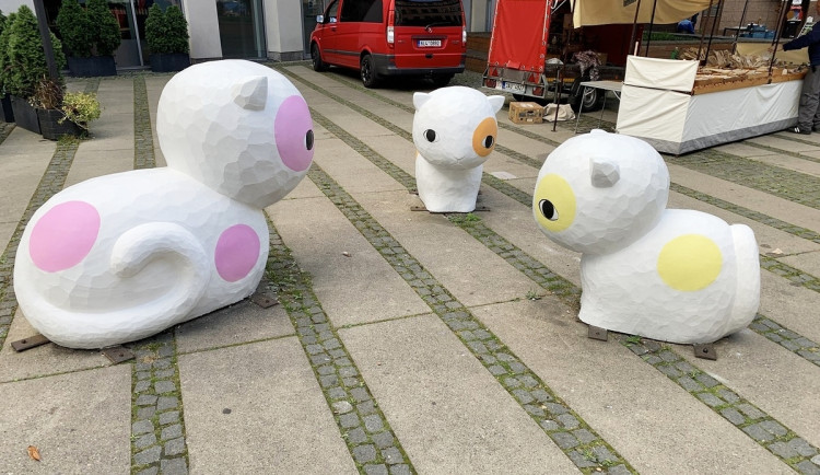 Sousoší koček u liberecké Plazy je jako nové, město nechalo kočičí rodinu renovovat