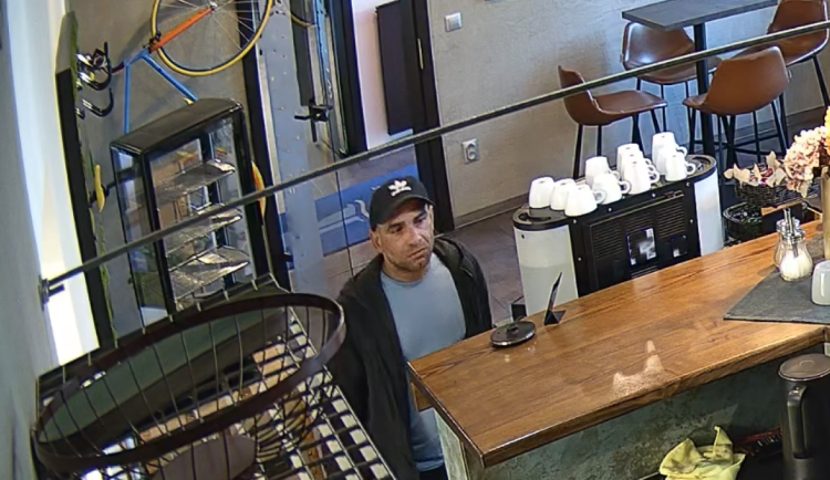 Policie pátrá po totožnosti neznámého muže ze záběru bezpečnostní kamery