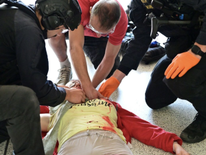 VIDEO: Střelba i a falešná krev. Policisté cvičili v nemocnici zásah proti útočníkům