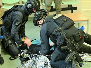 VIDEO: Střelba i a falešná krev. Policisté cvičili v nemocnici zásah proti útočníkům