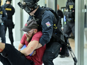 VIDEO: Střelba i a falešná krev. Policisté cvičili v nemocnici zásah proti útočníkům