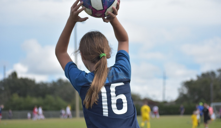 Lidé mohou získat tisícovku na kroužky pro děti, čas mají do konce října