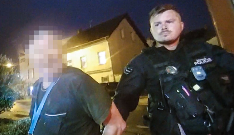 Zákazník mrštil kebabem po obsluze benzinky. Od strážníků za to vyfasoval pouta