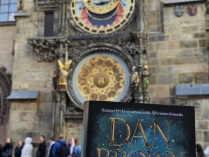 Ve Staroměstské radnici prodávají novou Brownovu knihu, lidé čekali přes noc