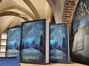 Ve Staroměstské radnici prodávají novou Brownovu knihu, lidé čekali přes noc